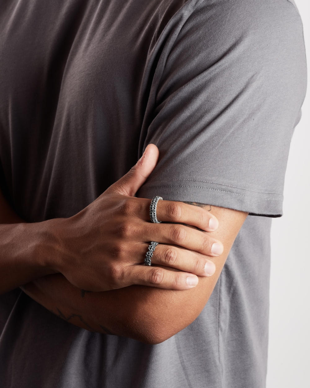 ANILLO ALIANZA GÓTICA PROMESA DE PLATA