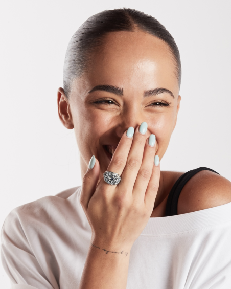 ANILLO CHEVALIER CUADRADO AMISTAD DE PLATA CON PIEDRA AZUL