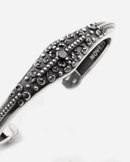 PULSERA RÍGIDA GÓTICA ALMA DE PLATA CON PIEDRA NEGRA