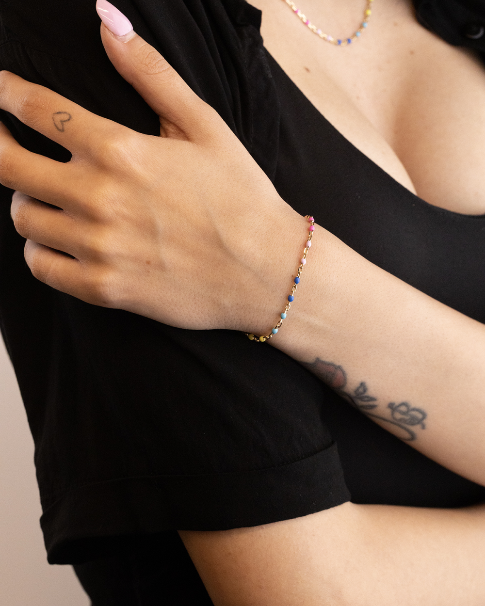 MEHRFARBIGES EMAILLE-ARMBAND VERGOLDET