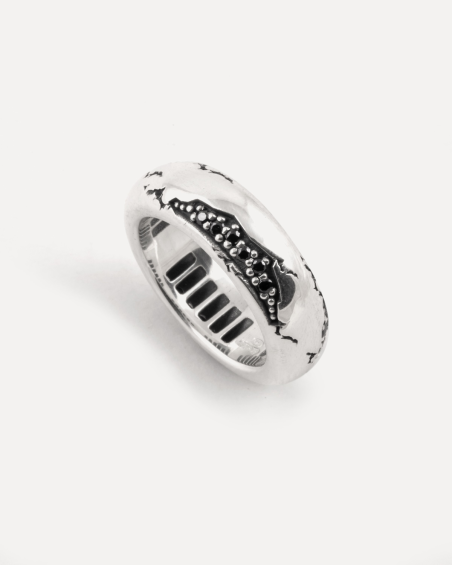 MATERIC BOLD RING WITH BLACK STONES