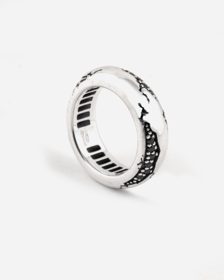 MATERIC BOLD RING WITH BLACK STONES