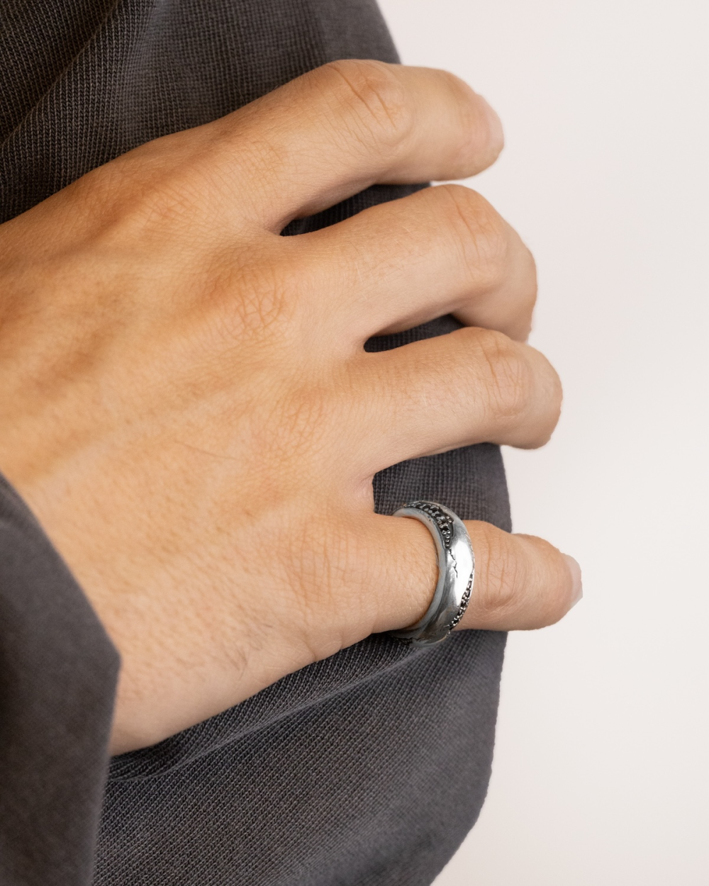 MATERIC BOLD RING WITH BLACK STONES