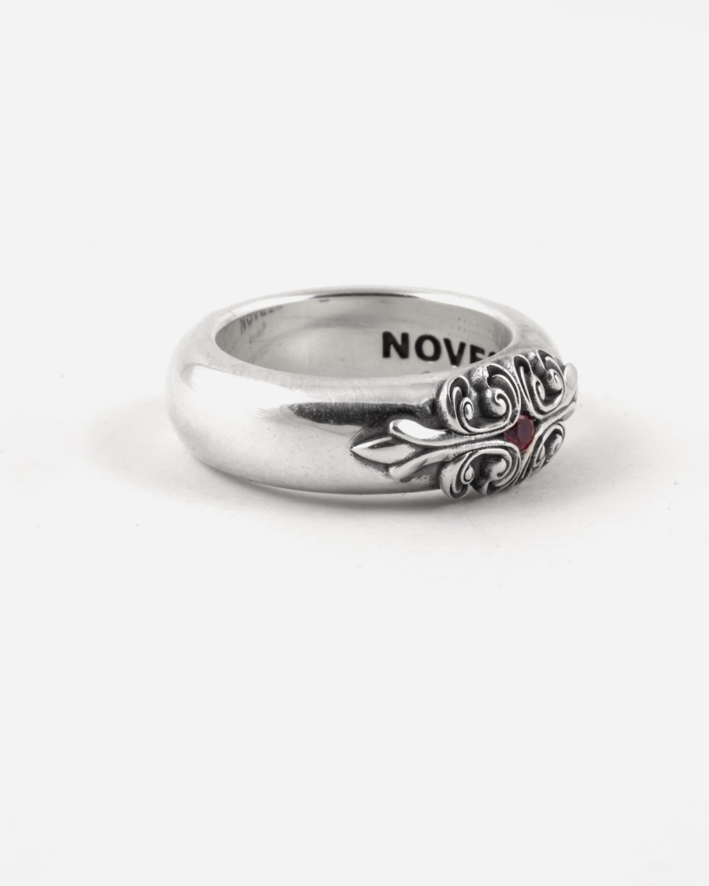 FAMILIA BOLD RING WITH RED STONE