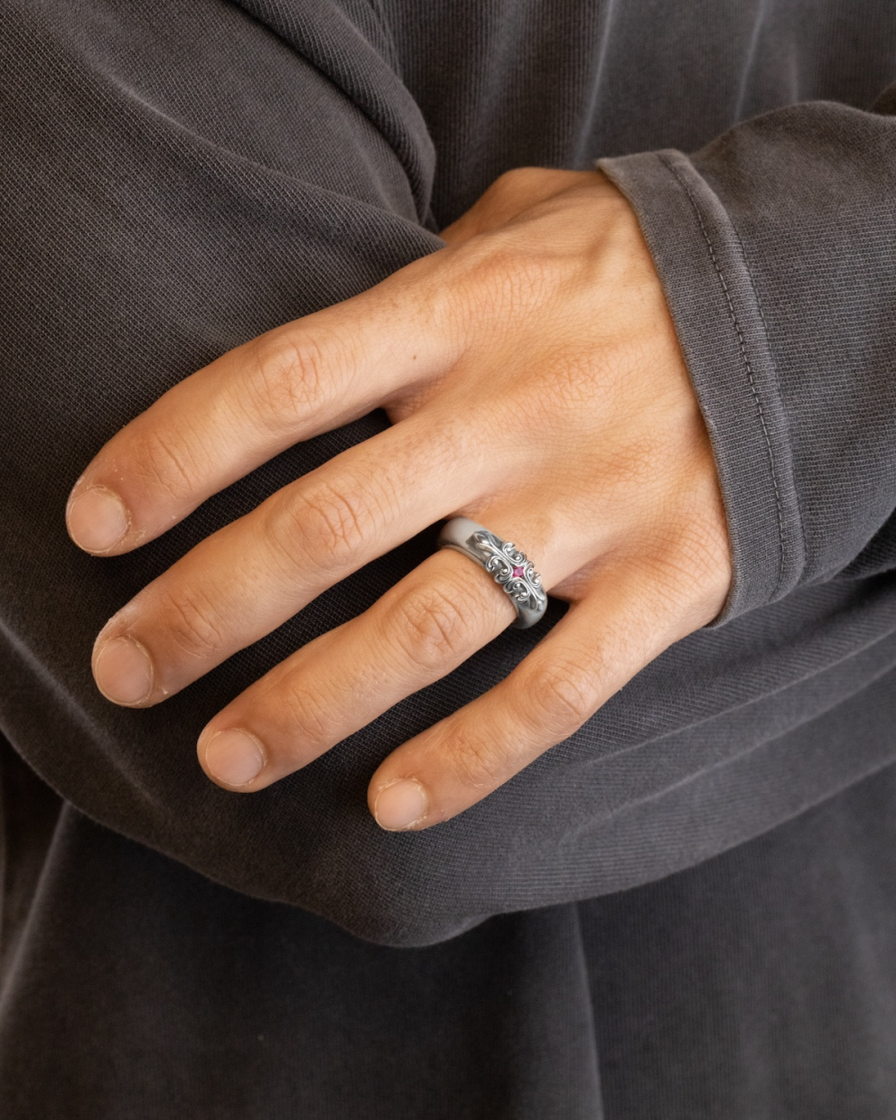 FAMILIA BOLD RING WITH RED STONE
