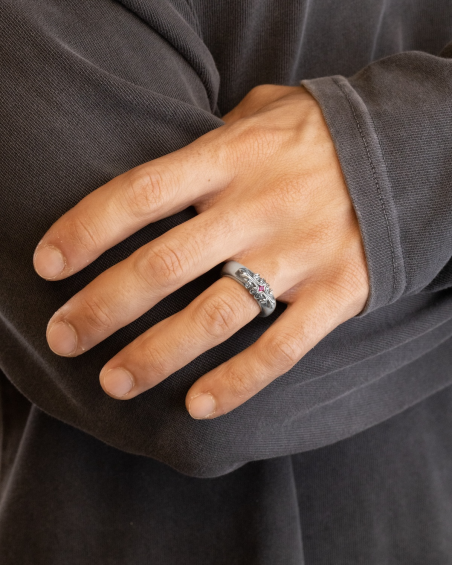 FAMILIA BOLD RING WITH RED STONE