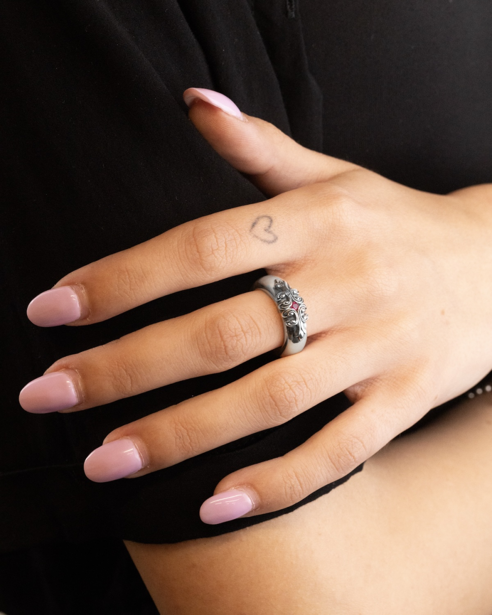 FAMILIA BOLD RING WITH RED STONE