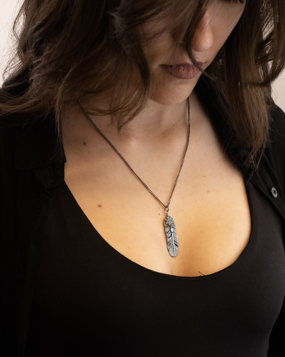 FEATHER FAMILIA PENDANT WITH STONE